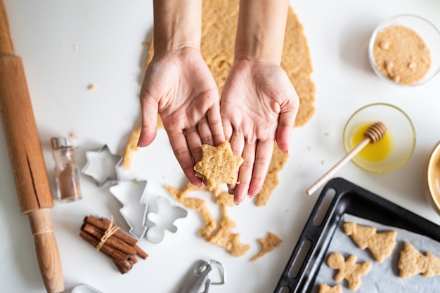 Vrouw handen koekjes bakken in de keuken