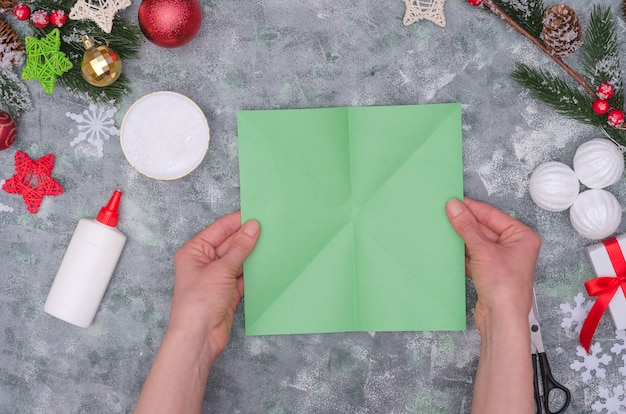 Vrouw handen maken een ambachtelijke kerstversiering