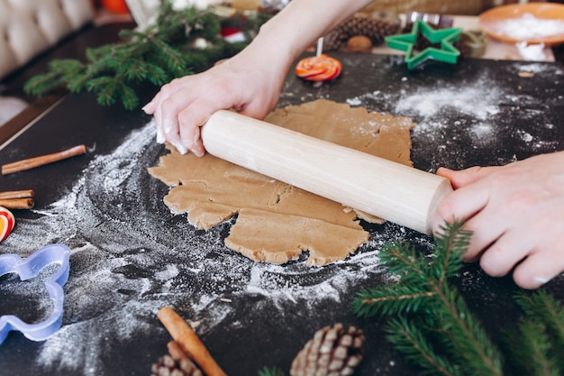 Vrouw handen maken gember gebak, koekjes snijders