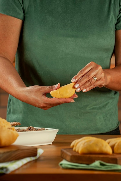 Vrouw handen met Braziliaanse snacks rundvlees vulling kroket risolis de carne