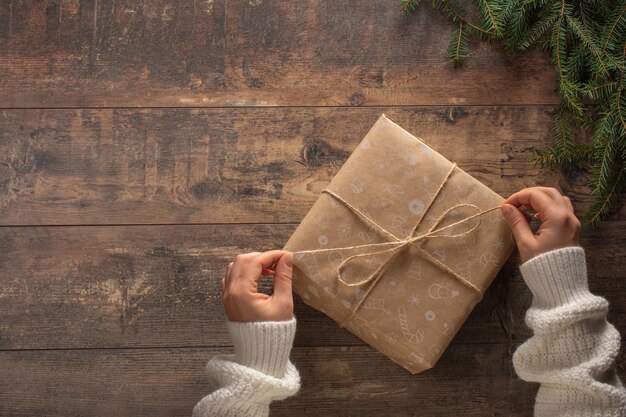 Vrouw handen met een kerstcadeau