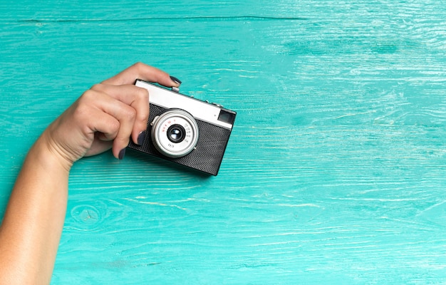 Vrouw handen met een retro camera