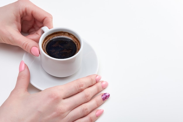 Vrouw handen met kopje espresso