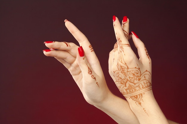 Vrouw handen met mehndi