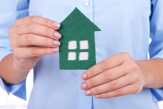 Vrouw handen met papieren huis close-up