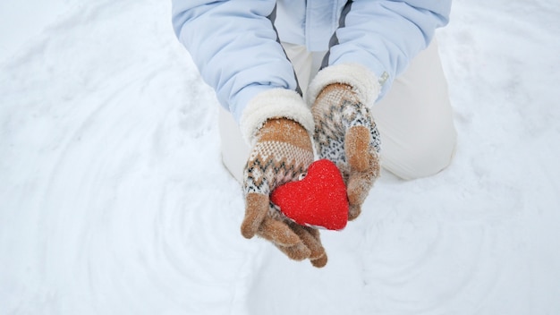 Vrouw handen met rood hart