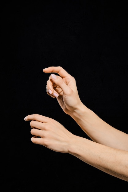 Vrouw handen met verschillende gebaren op zwart