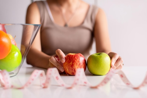 Vrouw handen met verse appel op witte achtergrond, gezonde voeding, dieet concept
