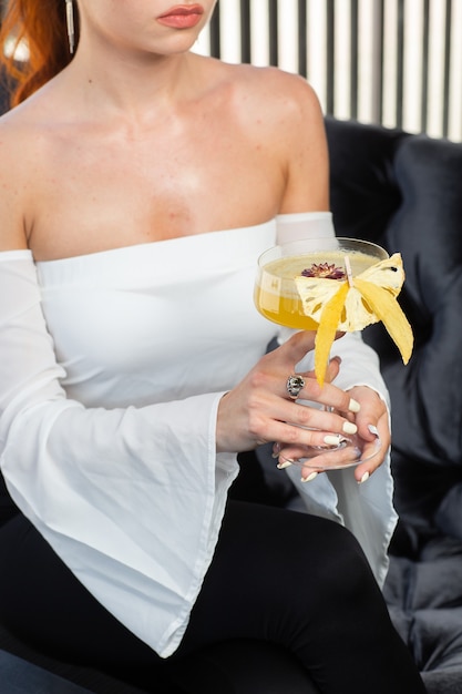 Vrouw handen met zomercocktail pornoster martini drankje met passievrucht wodka likeur