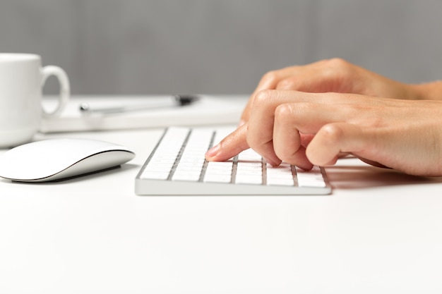 Vrouw handen op een toetsenbord