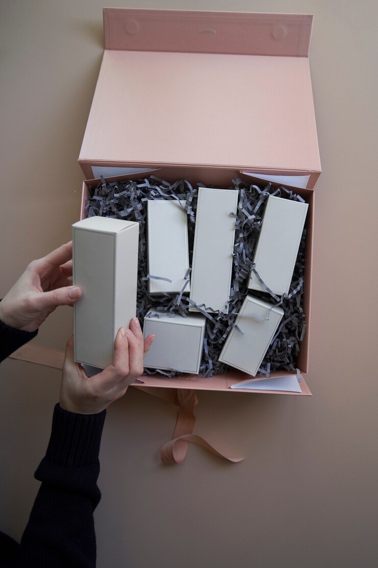 Vrouw handen open geschenkdoos met cosmetica