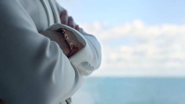 Vrouw handen oversteken oceaan weergave close-up Zee zakenreis vakanties concept