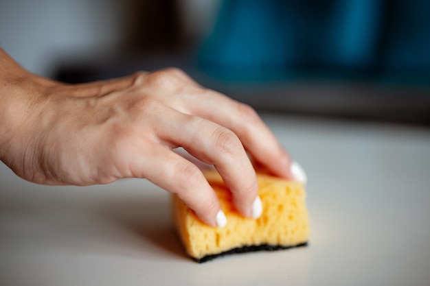 Foto vrouw handen schoonmaken van de oppervlakken