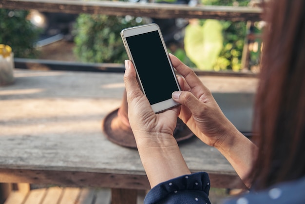 Foto vrouw handen sms smartphone mobiel met behulp van mobiele telefoon met slimme technologie levensstijl.