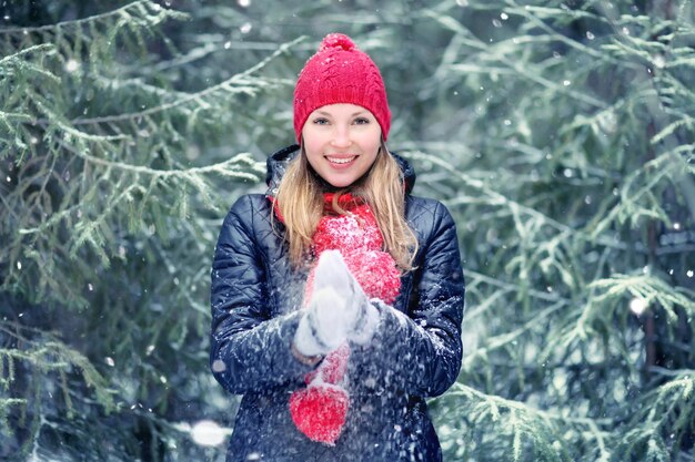 vrouw handen sneeuw natuur