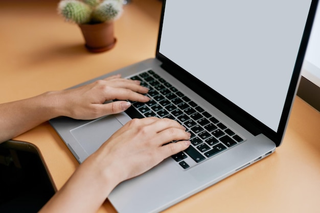 Vrouw handen typen op laptop toetsenbord op kantoor Vrouw werknemer en bedrijfsconcept