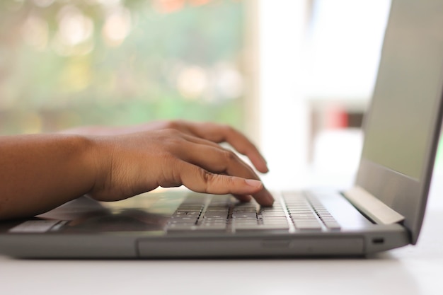 Vrouw handen typen op laptop toetsenbord: selectieve aandacht