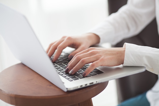 Vrouw handen typen op laptop toetsenbord