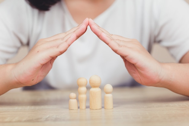 Vrouw handen verdedigen verzekering familie leven bescherming beschermen