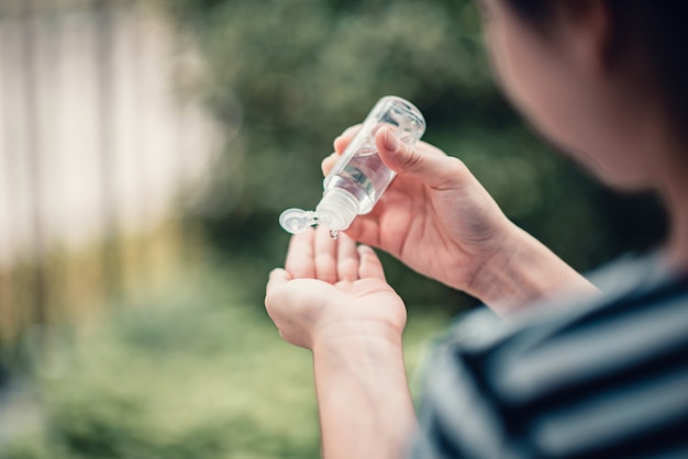 Vrouw handen wassen met handdesinfecterend middel om besmetting met het Coronavirus te voorkomen.