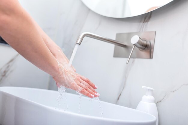 Vrouw handen wassen met schuimzeep hygiëne ter voorkoming van coronavirus