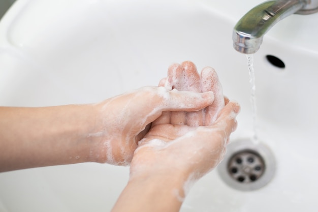 Vrouw handen wassen met zeep