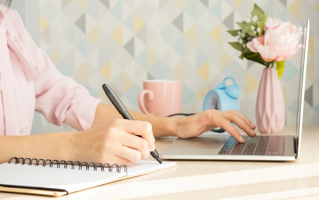 Vrouw handen werken op een lap top