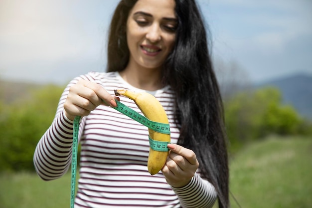 Vrouw handmeters en bananen