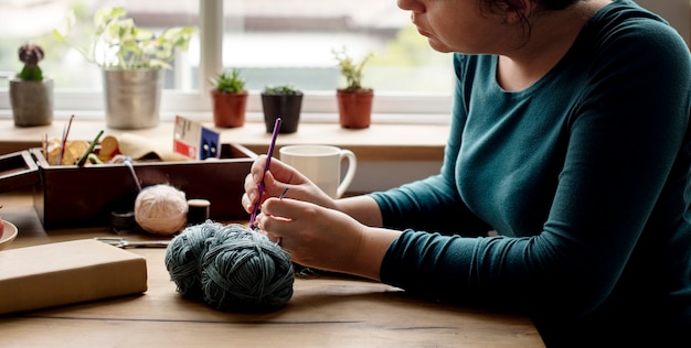 Vrouw handwerk hobby zelfgemaakte knitting