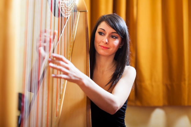 Vrouw harp spelen