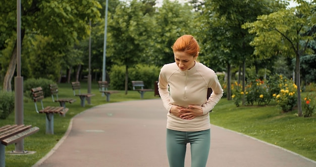 Foto vrouw heeft buikpijn tijdens de training