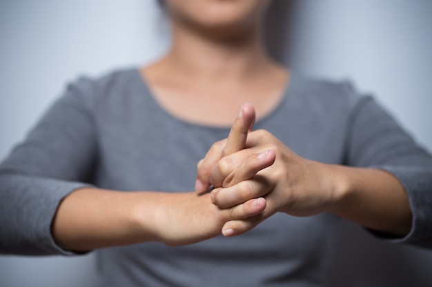 Vrouw heeft handpijn