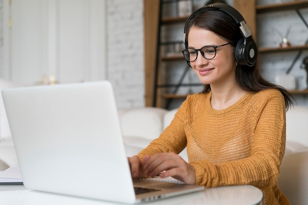 Vrouw heeft online een zakelijke bijeenkomst op haar laptop