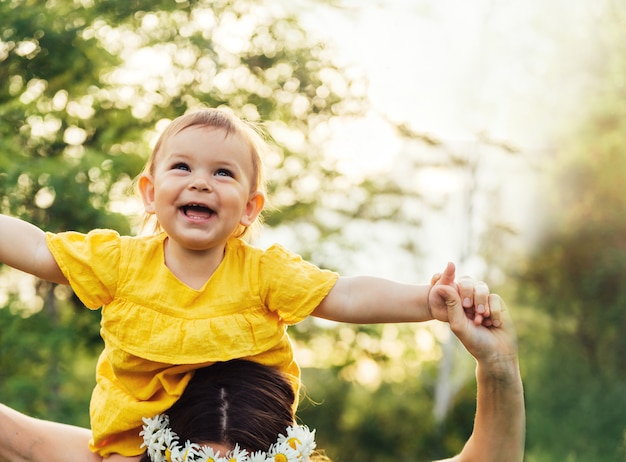 Vrouw heeft plezier met schattige kind baby meisje.