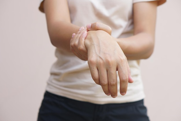 Vrouw heeft spierzwakte in haar hand