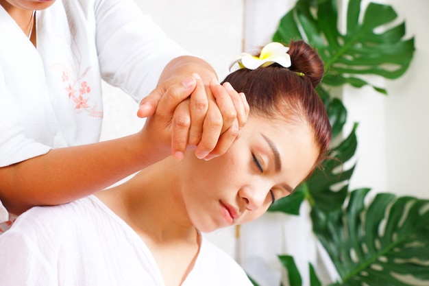 Foto vrouw heeft thaise massage