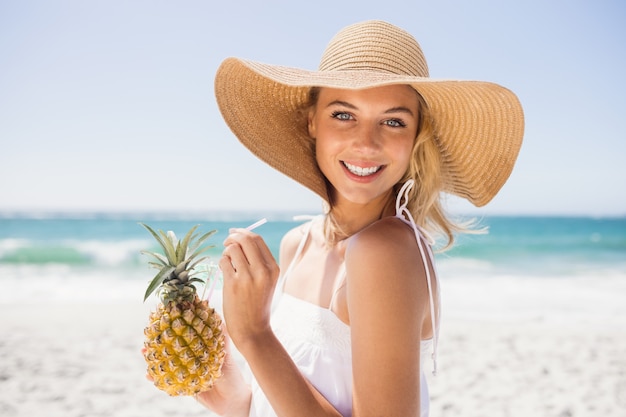 Vrouw het drinken cocktail in ananas