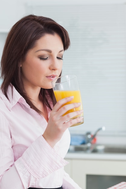 Vrouw het drinken jus d&#39;orange