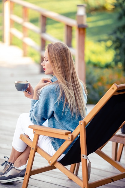 Vrouw het drinken koffie in de herfstpark