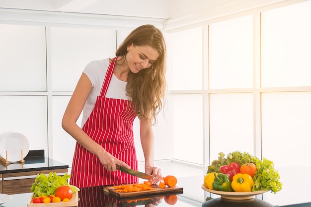 Vrouw het koken in de keuken.