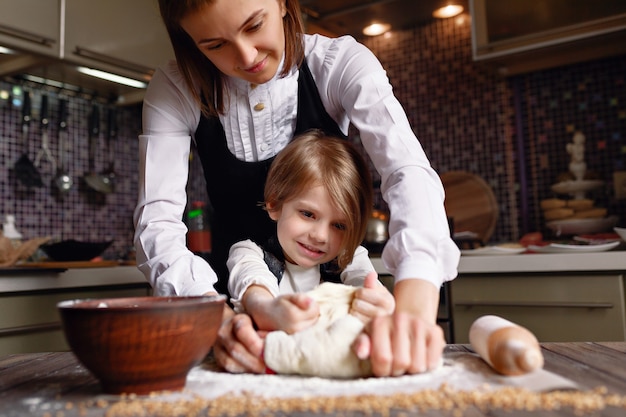 Vrouw het koken met meisje