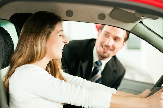 Vrouw het kopen auto van verkoper