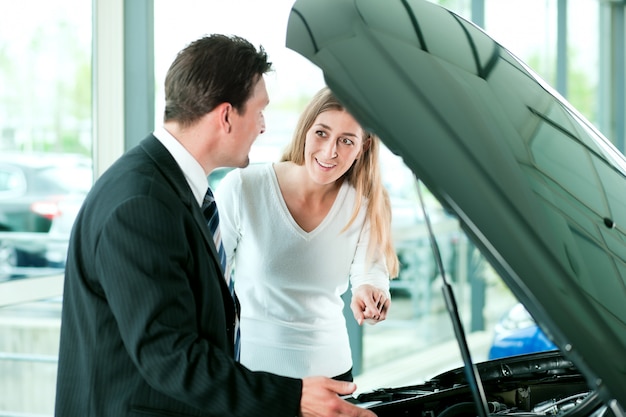 Vrouw het kopen auto van verkoper