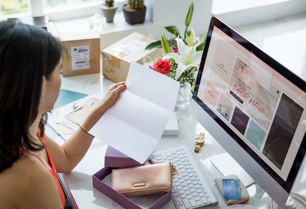 Vrouw het lezen van de factuur