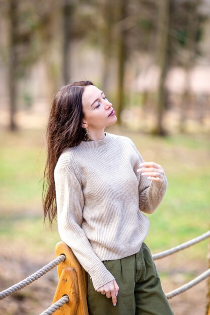 Vrouw het ontspannen in het bos op weekeend