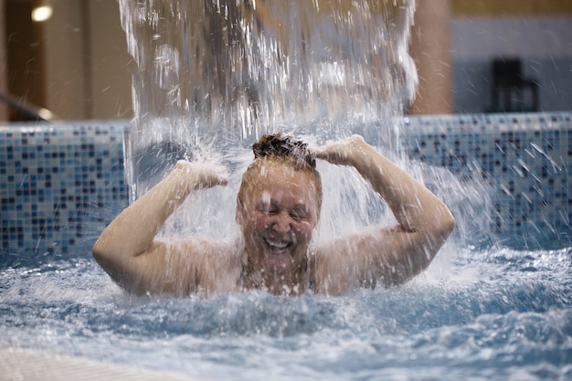 Vrouw het spelen onder een waterfontein