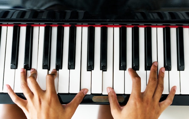 Vrouw het spelen op een piano