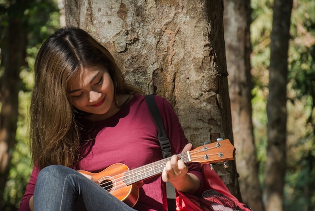 Foto vrouw het spelen ukelele.