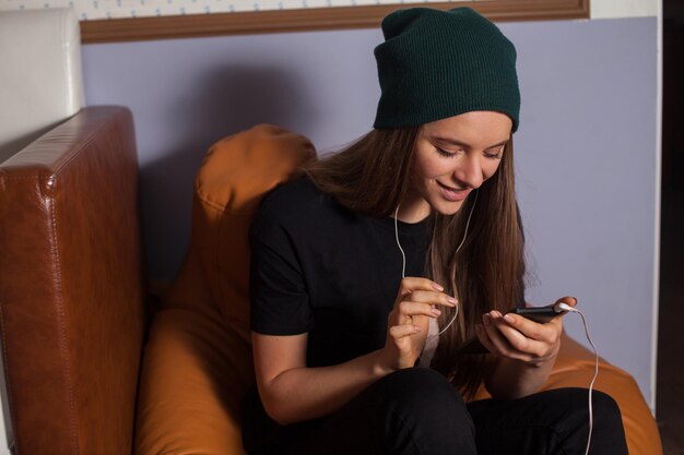 Vrouw hipster luisteren muziek in café