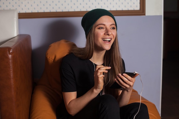 Vrouw hipster luisteren muziek in café